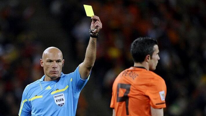 Thẻ vàng là hình phạt dành cho các cầu thủ phạm lỗi khi ở trên sân